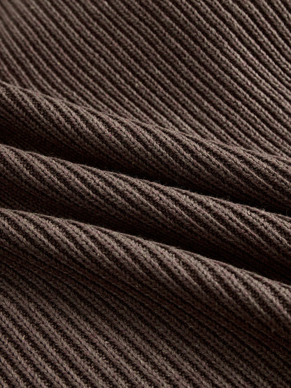 Swetrowa sukienka z falbanami — miękka, ciepła i romantyczna.