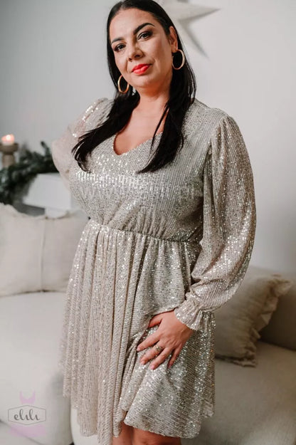 Alisa – Luksusowa Szampańska Sukienka z Elegancką Falbaną