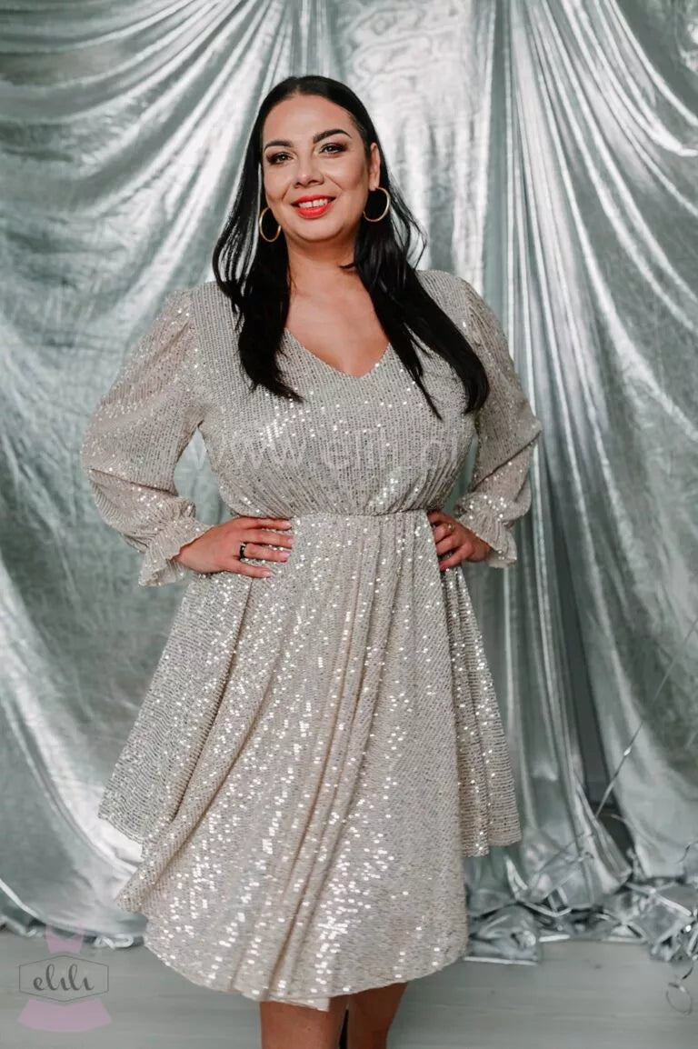 Alisa – Luksusowa Szampańska Sukienka z Elegancką Falbaną