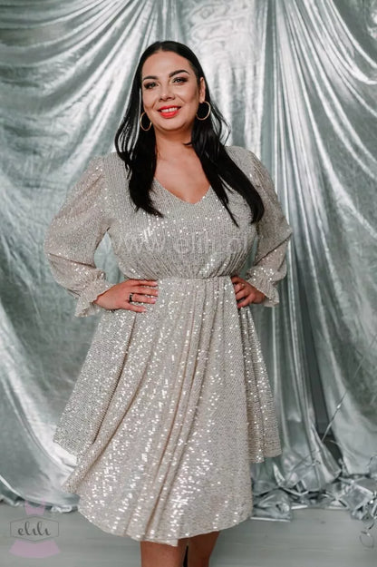 Alisa – Luksusowa Szampańska Sukienka z Elegancką Falbaną