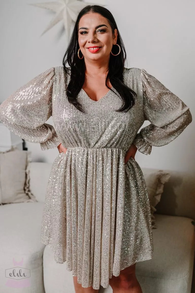 Alisa – Luksusowa Szampańska Sukienka z Elegancką Falbaną
