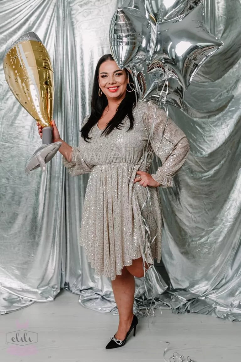 Alisa – Luksusowa Szampańska Sukienka z Elegancką Falbaną