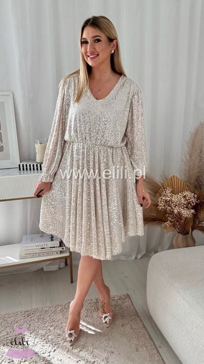 Alisa – Luksusowa Szampańska Sukienka z Elegancką Falbaną