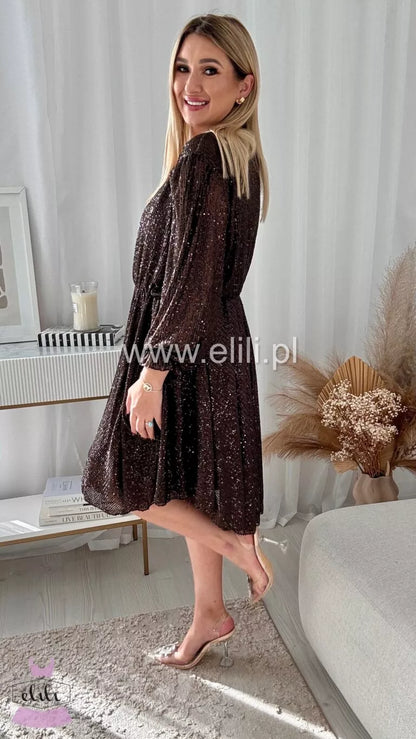 Alisa – Luksusowa Szampańska Sukienka z Elegancką Falbaną